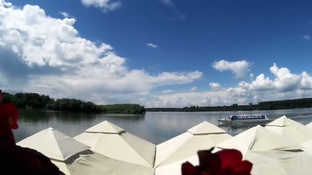 Perahu di sungai dengan langit mendung — Stok Video