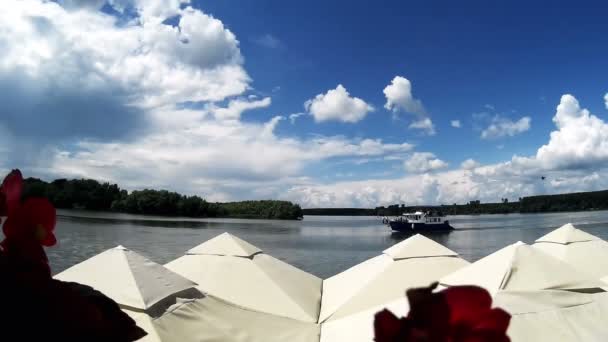 Båt på floden med mulen himmel — Stockvideo