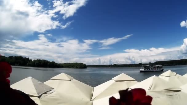Båt på floden med mulen himmel — Stockvideo