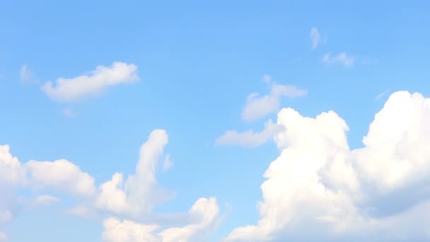 Witte pluizige wolken alle vlekkerig en vloeibaar timelapse — Stockvideo