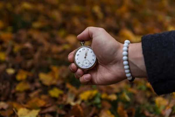 Relógio Bolso Vintage Mão Homem Contra Fundo Outono Folhas Marrons — Fotografia de Stock