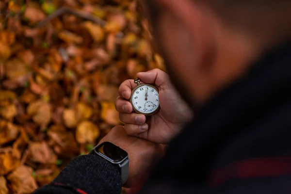 Vintage Zakhorloge Hand Van Mens Slim Horloge Pols Tegen Achtergrond — Stockfoto