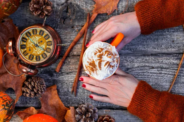 Kawa Latte Bitą Śmietaną Cynamonem Wierzchu Przechowywane Rękach Kobiet Drewnianym — Zdjęcie stockowe