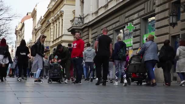 Belgrado Sérvia Abril 2021 Pessoas Andando Rua Pedestre Comercial Knez — Vídeo de Stock