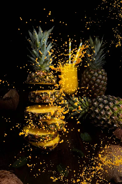 Ananas Volent Dans Air Coupé Tranches Avec Éclaboussure Jus — Photo