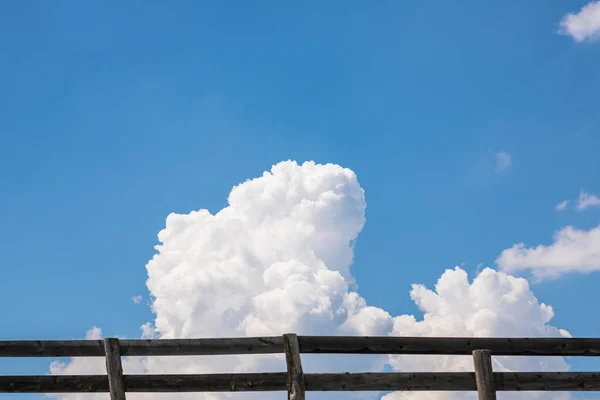 Niebieskie Niebo Białe Puszyste Chmury Drewnianym Płotem — Zdjęcie stockowe