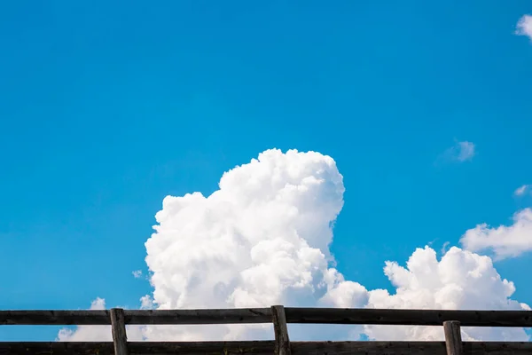 Блакитне Небо Білі Пухнасті Хмари Дерев Яним Парканом — стокове фото