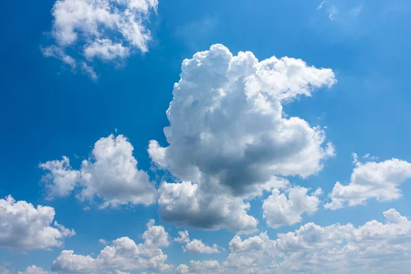 Parlak Mavi Gökyüzünde Beyaz Kabarık Bulutlar — Stok fotoğraf