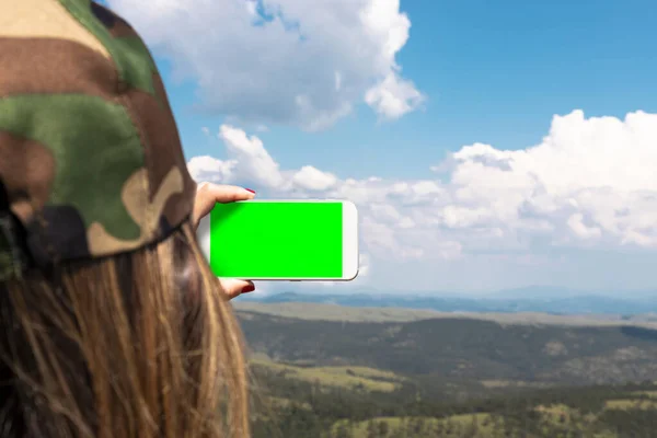 Woman Photographing Mountain Landscape Smartphone Empty Display Copy Space — Φωτογραφία Αρχείου