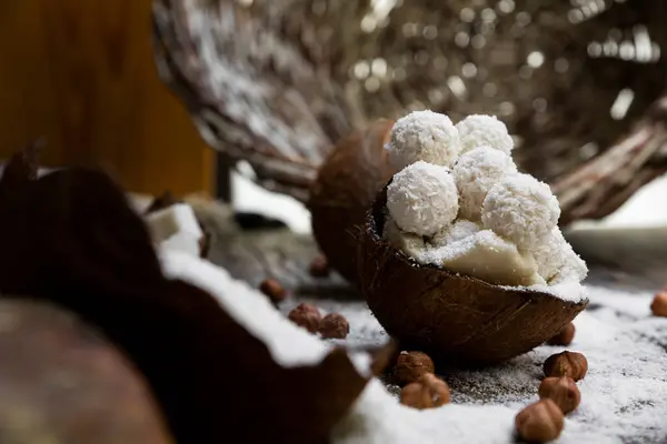 Dulces Coco Bolas Cocos Avellanas Sobre Una Superficie Rústica Madera —  Fotos de Stock