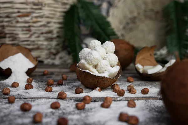 Dulces Coco Bolas Cocos Avellanas Sobre Una Superficie Rústica Madera —  Fotos de Stock