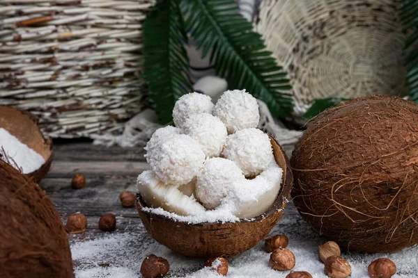Kokosové Bonbóny Koule Kokosové Ořechy Lískové Ořechy Rustikálním Dřevěném Povrchu — Stock fotografie