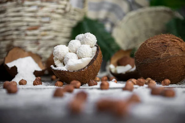 Dulces Coco Bolas Cocos Avellanas Sobre Una Superficie Rústica Madera —  Fotos de Stock