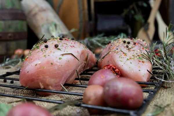 Pechuga Fresca Pollo Crudo Con Hierbas Especias Cocina —  Fotos de Stock