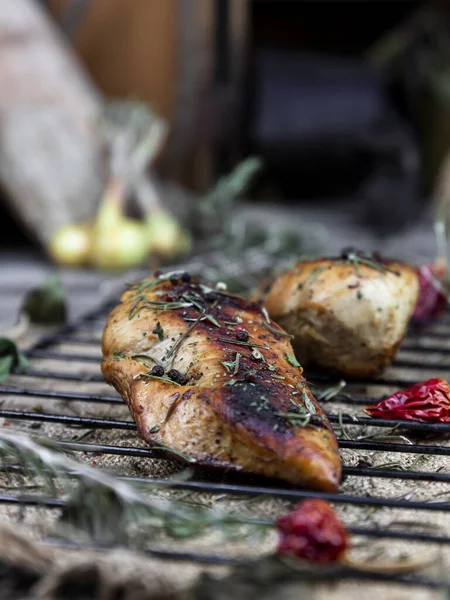 Grillezett Fűszeres Csirkemell Rusztikus Felületen Konyhában — Stock Fotó