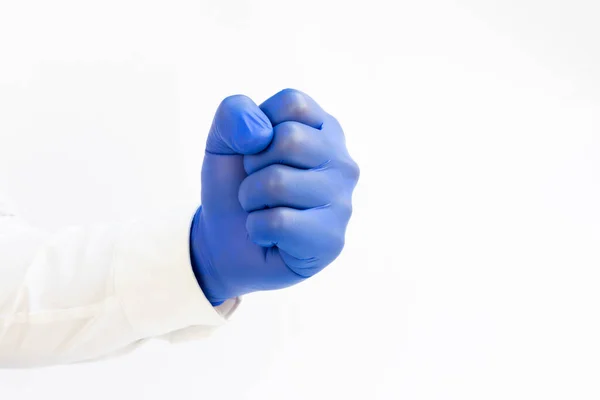 Kéz Ököl Kék Latex Kesztyűben Készen Ütésre Fehér Háttér Fénymásolási — Stock Fotó