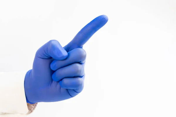 博士身穿蓝色乳胶手套和指尖食指 白色背景 复制空间 — 图库照片