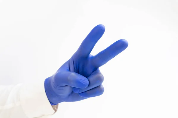 Kéz Kézben Kék Latex Kesztyű Felemeli Két Ujját Kézen Azt — Stock Fotó