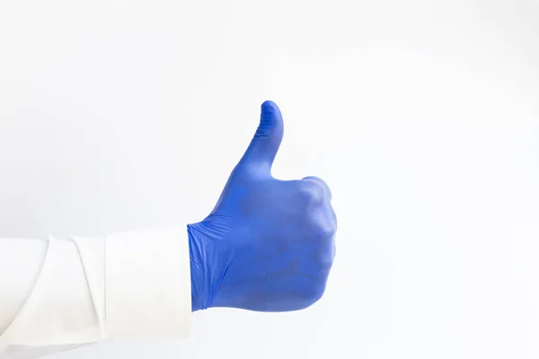 Doctor Vistiendo Guante Látex Azul Dando Pulgares Hacia Arriba Signo — Foto de Stock