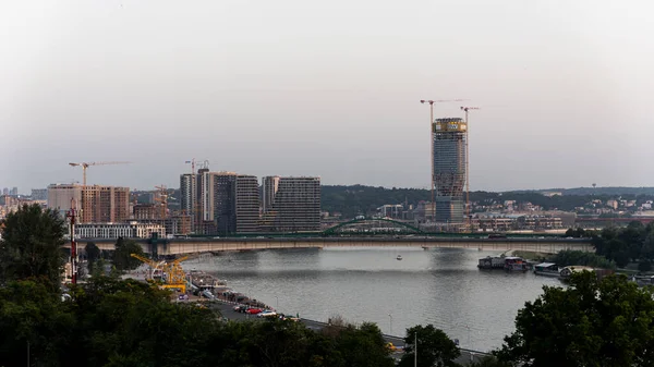 セルビア ベオグラード 2021年7月27日 ベオグラードの古い建物とベオグラードのウォーターフロントの眺め高級住宅やビジネスビル Kalemegdan要塞から夕暮れ時にサヴァ川の橋 — ストック写真