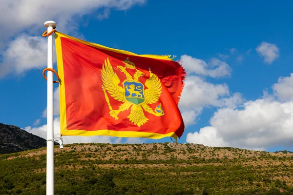Флаг Черногории Машущий Ветром Небом Горами Заднем Плане — стоковое фото