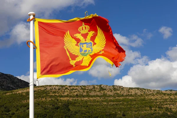 Vlajka Černé Hory Vlnící Větru Oblohou Horami Pozadí — Stock fotografie