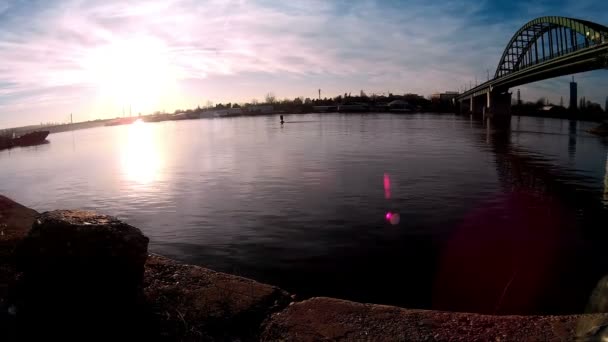 Vue sur la rivière depuis les quais — Video