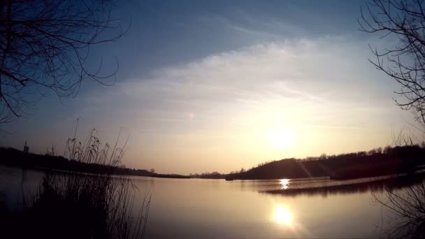 Zon reflecterend op het oppervlak van de meren — Stockvideo