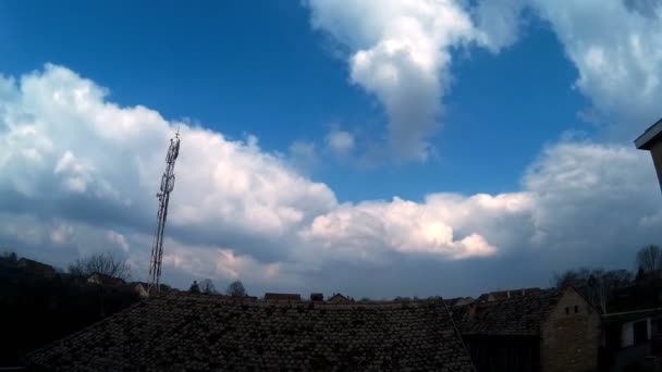 Nubes moviéndose sobre el techo — Vídeos de Stock