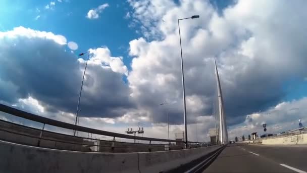 Conducción de coche sobre el puente — Vídeo de stock