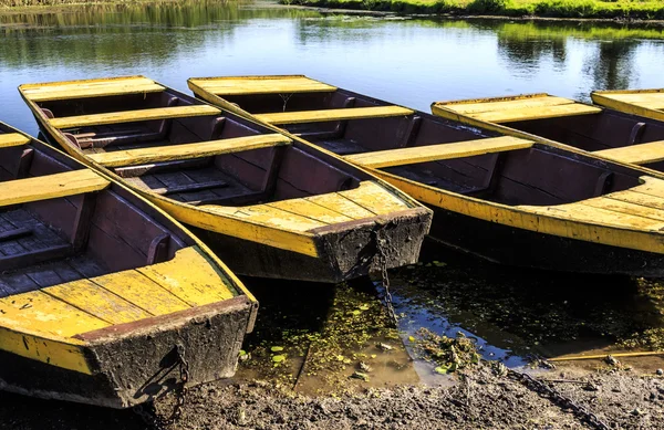 Boote in einem Seeufer verankert — Stockfoto