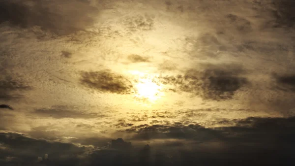 Behinde zvláštní slunce mraky — Stock fotografie