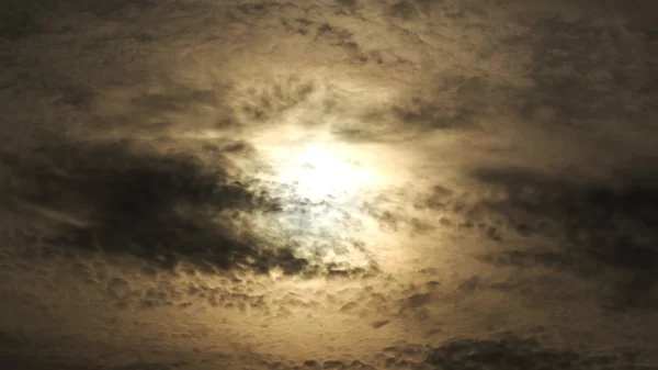 Sol detrás de oscuras nubes de niebla — Foto de Stock