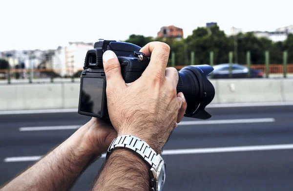 Hombre sosteniendo cámara de fotos —  Fotos de Stock