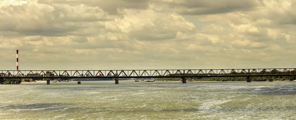 Γέφυρα και συννεφιασμένο ουρανό — Φωτογραφία Αρχείου