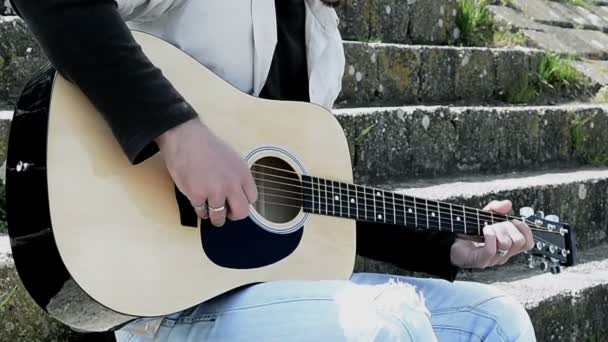 Hombre tocando la guitarra afuera — Vídeos de Stock