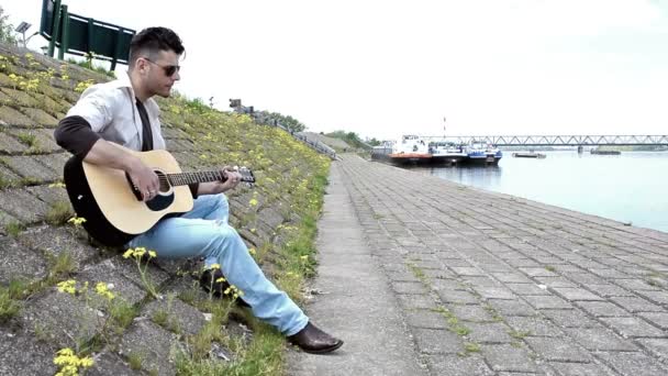 Guitariste jouant de la guitare en plein air — Video