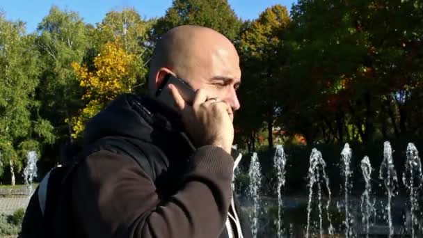 Omul telefonic în aer liber — Videoclip de stoc