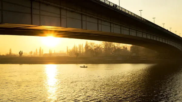 Pôr do sol atrás da ponte — Fotografia de Stock