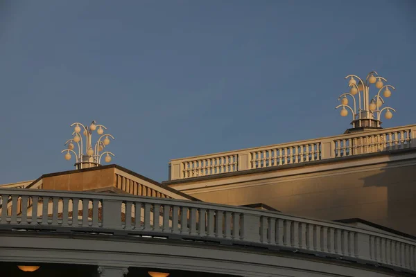 Barok Balinalı Beyaz Balkonlar Fenerlerle Taşlı Balkon Mavi Bir Gökyüzünde — Stok fotoğraf