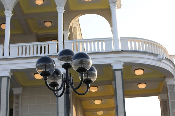 Чорна Вулична Лампа Перед Будинком Білим Балконом Бароко Група Скляних — стокове фото