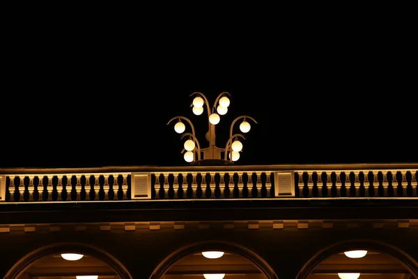 Éclairage Nuit Lampadaire Des Boules Verre Brillent Dans Ciel Noir — Photo