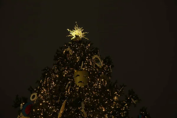 Ansiktsmask Julgranen Nattbild Ett Stort Festligt Träd Utomhus Dekorerad Med — Stockfoto