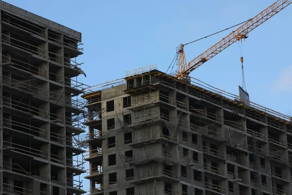 Twee Nieuwe Betonnen Meerverdiepingen Tellende Gebouwen Aanbouw Met Een Kraan — Stockfoto
