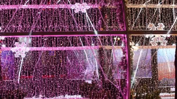 一堵闪烁着粉色灯光和滑动灯线的墙 圣诞前夕户外街道装饰 新年的节日背景 — 图库视频影像