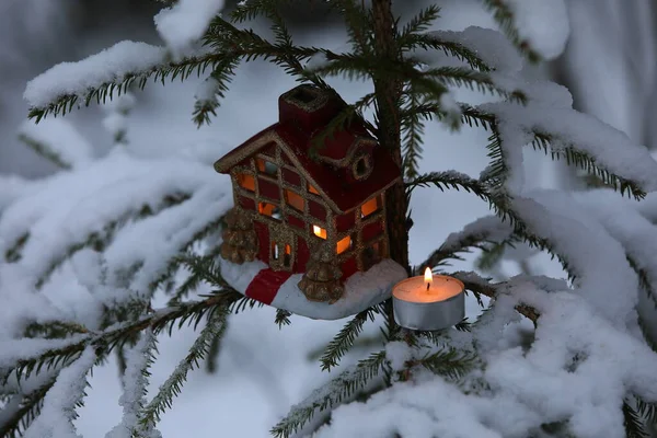 Casa Roja Del Juguete Del Árbol Navidad Con Una Ventana —  Fotos de Stock