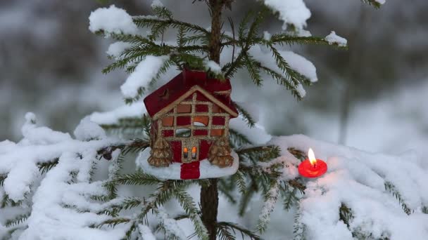 Kerstboom Speelgoed Rood Huis Met Een Raam Een Deur Aan — Stockvideo