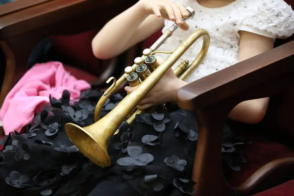 Una Studentessa Elementari Con Una Tromba Musicale Tra Mani Una — Foto Stock