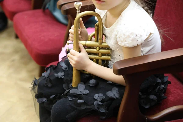 Una Bambina Con Una Camicetta Bianca Una Gonna Nera Con — Foto Stock