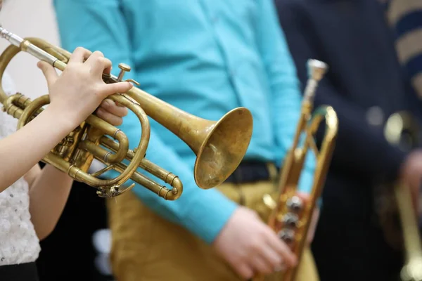 Una Bambina Suona Tromba Tenendo Mano Vecchio Strumento Musicale Squallido — Foto Stock